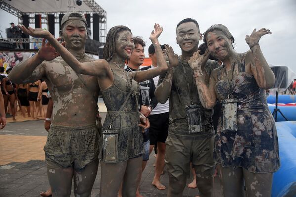 سياح يستحمون في حمام من الوحل خلال مهرجان الوحل في نسخته الـ22 في مدينة بورن الكورية الجنوبية، 20 يوليو/ تموز 2019 - سبوتنيك عربي