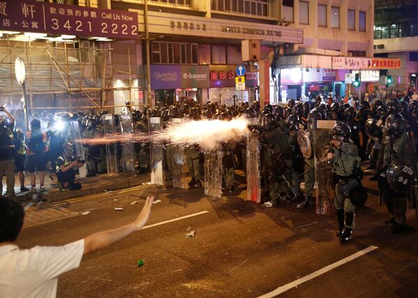 الشرطة الصينية تفرق المتظاهرين المشاركين في مسيرة للمطالبة بالاصلاحات الديموقراطية في هونغ كونغ، 21 يوليو/ تموز 2019 - سبوتنيك عربي