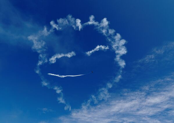 طيار ليتواني، يورغيس كايريس، يرسم ابتسامة في السماء، على متن طائرته سو-31، في إطار الاستعراض الجوي Wings Over Baltics Airshow 2019 في توكموس، لاتفيا 21 يوليو/ تموز 2019 - سبوتنيك عربي