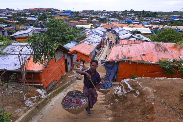 بائع روهينغا يتجول في مخيم كوتوبالونغ للاجئين في 22 يوليو/ تموز 2019 - سبوتنيك عربي