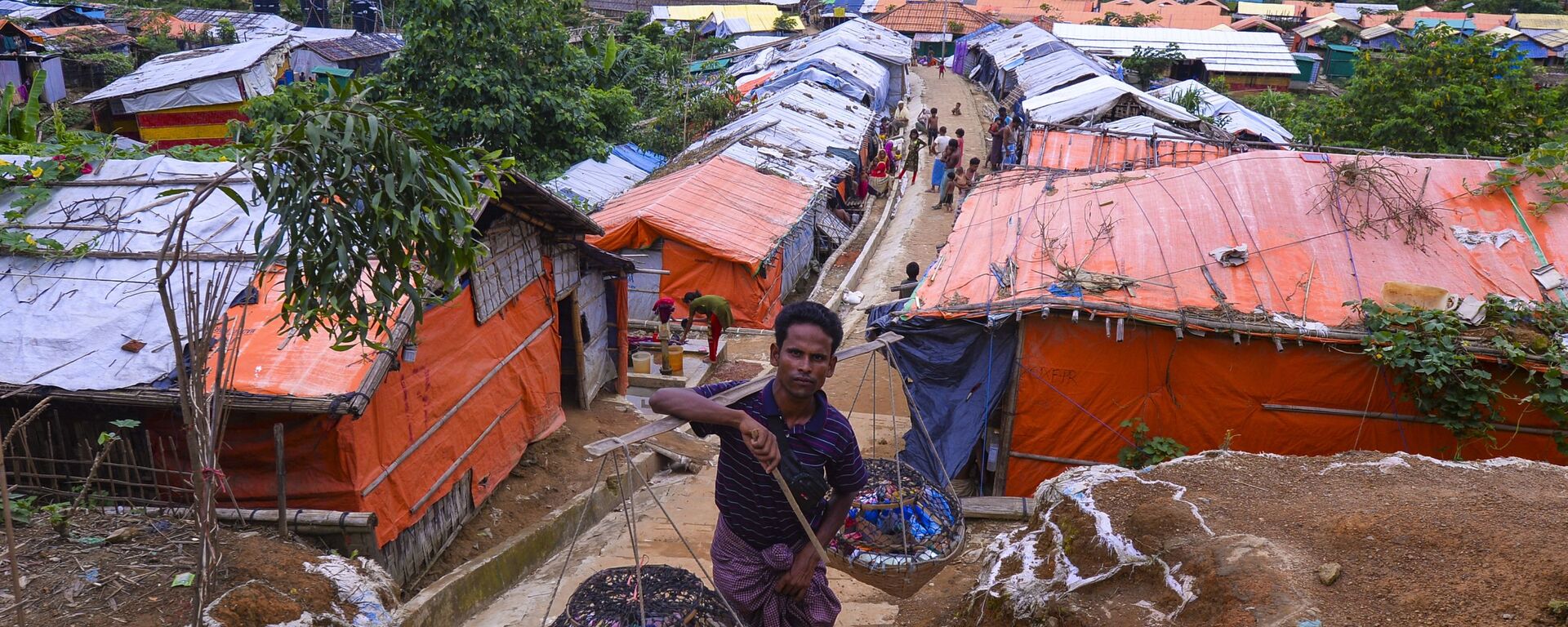 بائع روهينغا يتجول في مخيم كوتوبالونغ للاجئين في 22 يوليو/ تموز 2019 - سبوتنيك عربي, 1920, 06.03.2022
