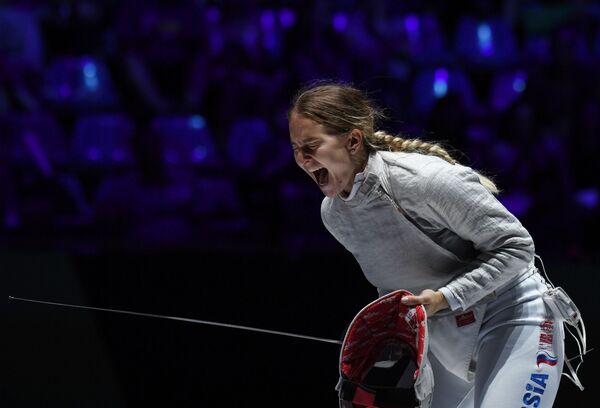 صوفيا فيليكايا (روسيا) تحتفل بالفوز في المباراة النهائية لمسابقة في بطولة العالم للمبارزة للسيدات في بودابست - سبوتنيك عربي