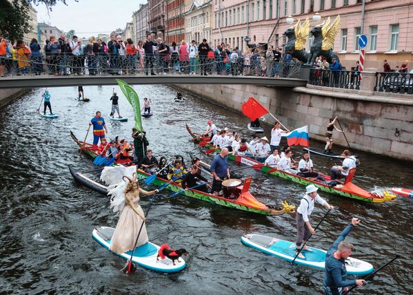 متفرجون يشاهدون المشاكرين في المهرجان الدولي فونتانكا-ساب من جسر بانكوفسكي على نهر في سان بطرسبورغ - سبوتنيك عربي