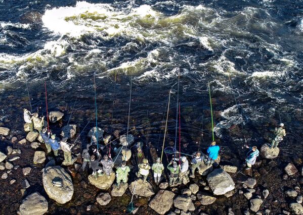 صيادون يصطادون السمك على نهر أومبا في منطقة مورمانسك الروسية - سبوتنيك عربي