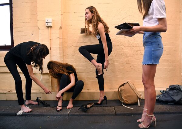 أكثر من 400 فتاة تشارك في بروفة للمشاركة في عرض أزياء أسبوع الموضة في ملبورن، أستراليا 24 يوليو/ تموز 2019 - سبوتنيك عربي