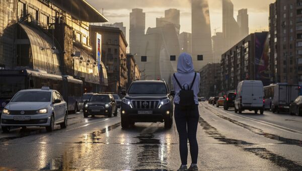 فتاة تتوقف على ممر للمشاة في حي كوتوزوفسكي بروسبيكت لتلتقط صورة لمجمع موسكو سيتي وسط موسكو. - سبوتنيك عربي