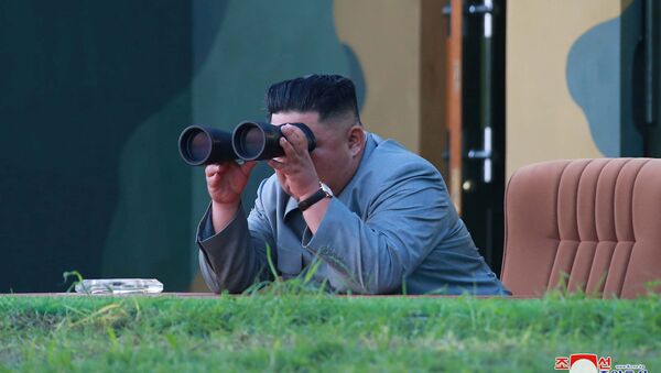 زعيم كوريا الشمالية كيم جونغ أون، وهو يتابع عن قرب إطلاق صاروخين باليستيين قصيري المدى - سبوتنيك عربي