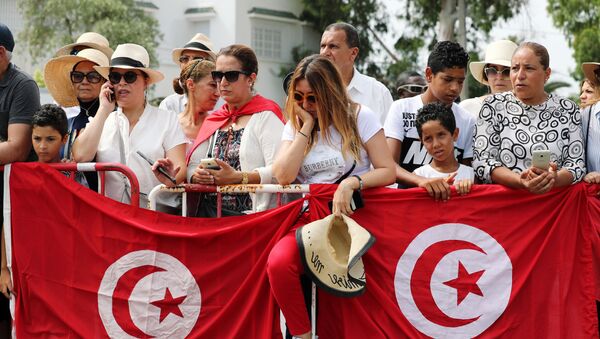 رد فعل النساء خلال تشييع الرئيس التونسي الباجي قائد السبسي في تونس - سبوتنيك عربي
