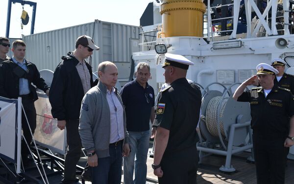 الرئيس الروسي فلاديمير بوتين يتحدث مع أعضاء البعثة بعد الغوص إلى قاع خليج فنلندا - سبوتنيك عربي