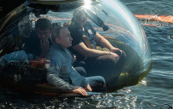 بوتين يغوص تحت الماء ويستكشف سفينة غارقة - سبوتنيك عربي