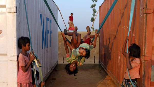 أطفال لاجئون من الروهينغا يلعبون أرجوحة في مخيم بالوخالي في كوكس بازار - سبوتنيك عربي