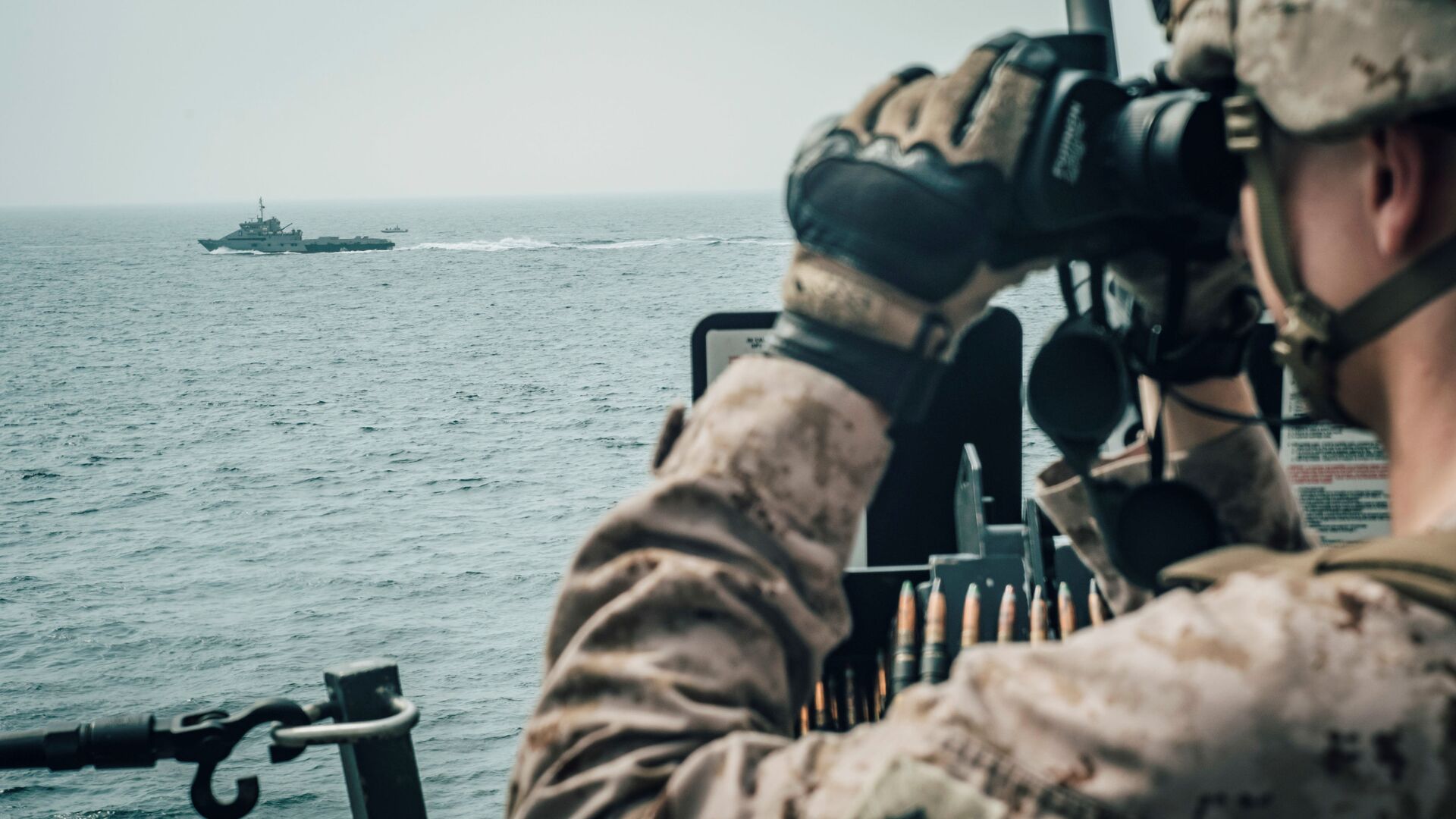 جندي من مشاة البحرية الأمريكية يراقب طائرة إيرانية هجومية من سفينة حربية أمريكية جون مورثا خلال مضيق هرمز في بحر العرب قبالة عُمان، 18 يوليو/ تموز 2019 - سبوتنيك عربي, 1920, 10.05.2021