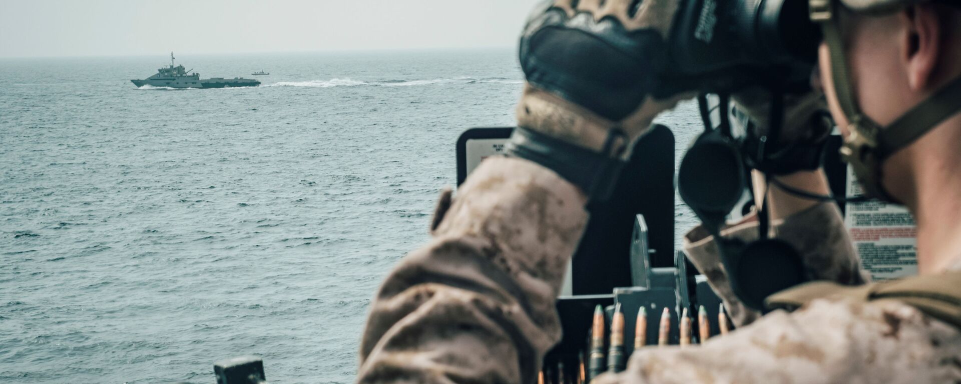 جندي من مشاة البحرية الأمريكية يراقب طائرة إيرانية هجومية من سفينة حربية أمريكية جون مورثا خلال مضيق هرمز في بحر العرب قبالة عُمان، 18 يوليو/ تموز 2019 - سبوتنيك عربي, 1920, 30.07.2021