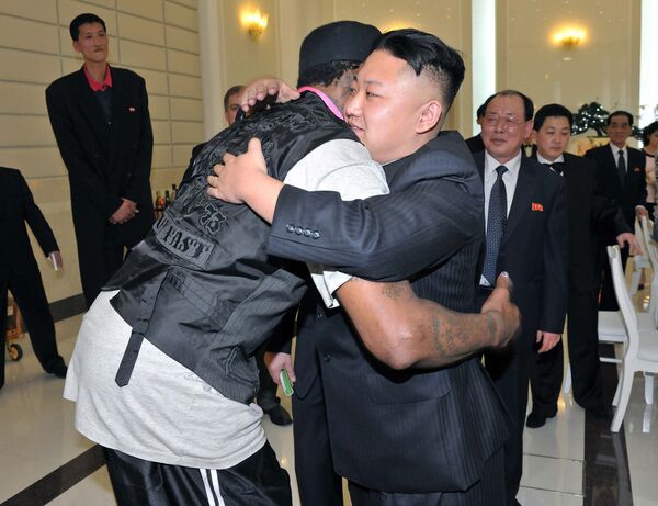 زعيم كوريا الشمالية كيم جونغ أون يحضن لاعب البيسبول الأمريكي دينيس رودمان خلال حفل عشاء في بيونغ يانغ، ككوريا الشمالية 28 فبراير/ شباط 2013 - سبوتنيك عربي