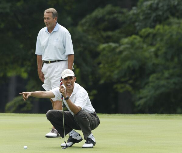 الرئيس الأمريكي السابق باراك أوباما والمتحدث الرسمي لمجلس النواب جون بوينر، ولاية أ,هايو، يلعبان الغولف، 18 يونيو/ حزيران 2011 - سبوتنيك عربي
