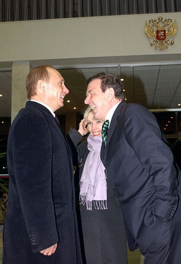 الرئيس الروسي فلاديمير بوتين يستقبل المستشار الألماني الأسبق غيرهارد شريودر في موسكو، عام 2004 - سبوتنيك عربي