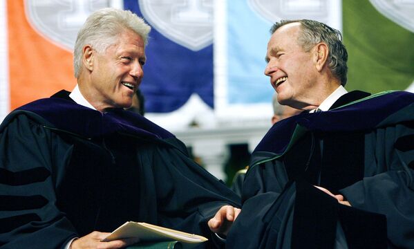 الرئيسان الأمريكيان الأسبقان بيل كلينتون (يسار) و جورج بوش (يمين) خلال مراسم في جامعة تولاين في نيو أورليانز، 13 مايو/ أيار عام 2006 - سبوتنيك عربي