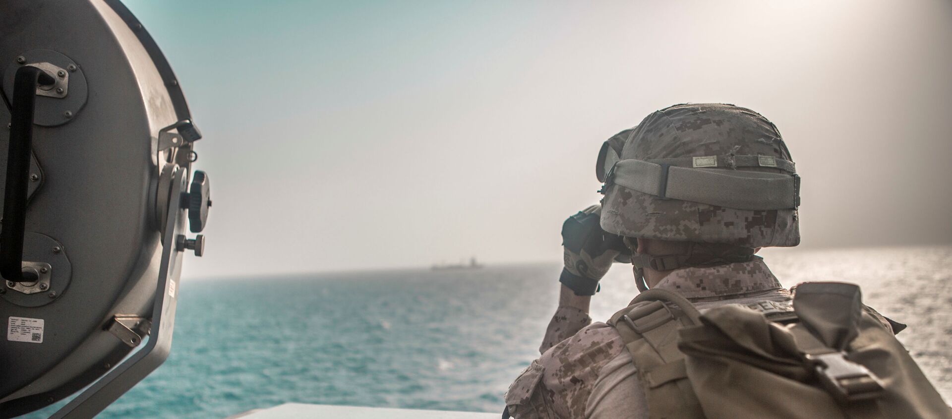 جندي من مشاة البحرية الأمريكية يراقب طائرة إيرانية هجومية من سفينة حربية أمريكية جون مورثا خلال مضيق هرمز في بحر العرب قبالة عُمان، 18 يوليو/ تموز 2019 - سبوتنيك عربي, 1920, 07.04.2021