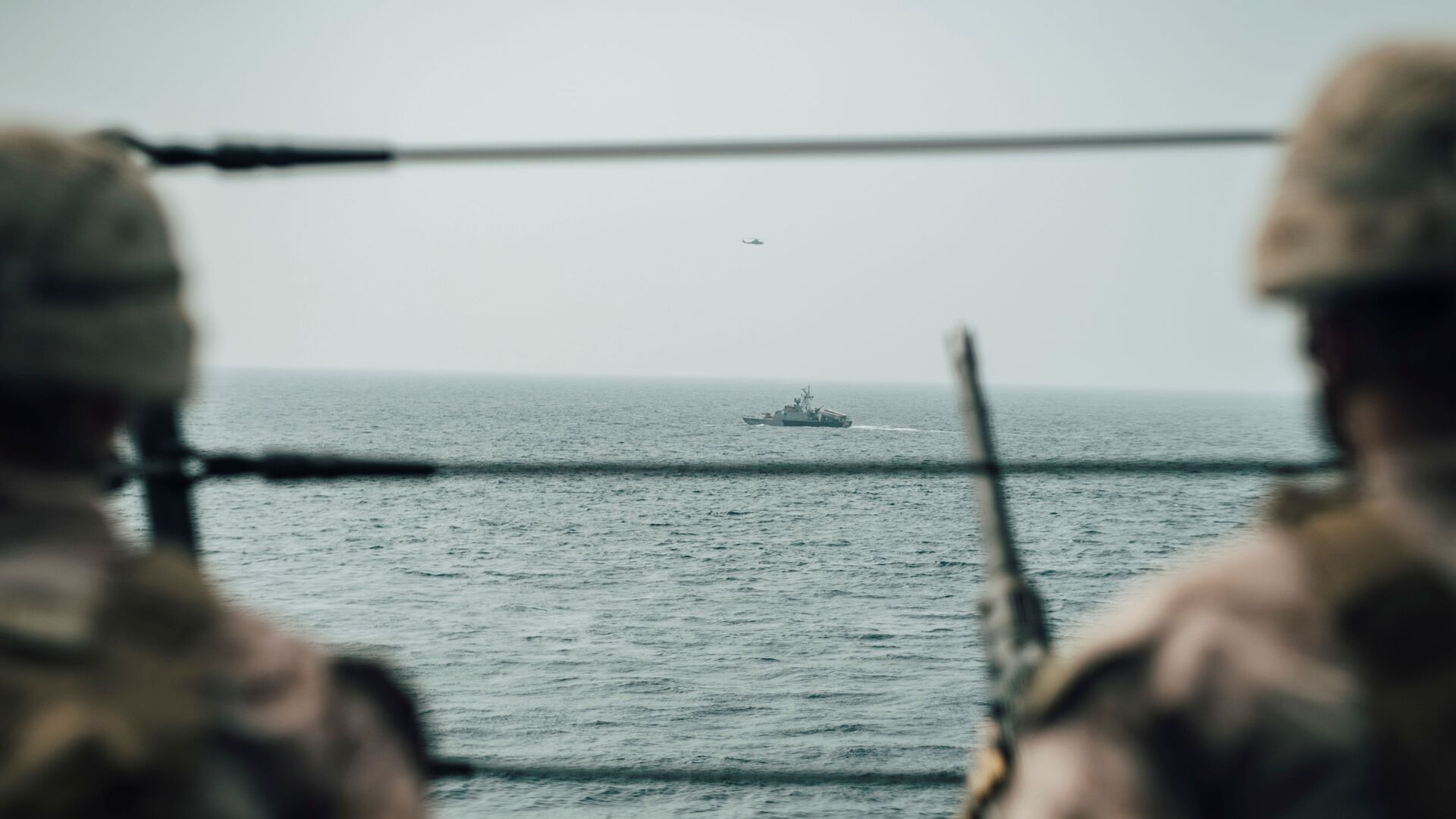جندي من مشاة البحرية الأمريكية يراقب طائرة إيرانية هجومية من سفينة حربية أمريكية جون مورثا خلال مضيق هرمز في بحر العرب قبالة عُمان، 18 يوليو/ تموز 2019 - سبوتنيك عربي, 1920, 08.04.2021