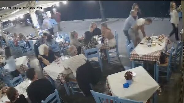 سائح بريطاني يواجه الموت داخل مطعم في اليونان - سبوتنيك عربي