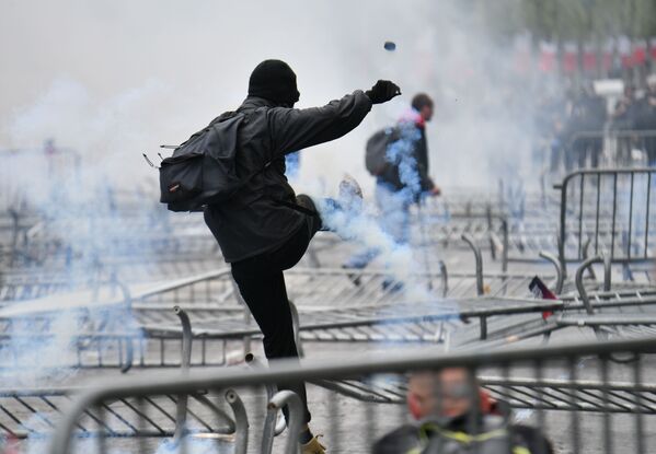 أشخاص يافعون أثناء أعمال الشغب التي وقعت في الشانزليزيه، بعد انتهاء العرض بمناسبة يوم باستيل في باريس - سبوتنيك عربي