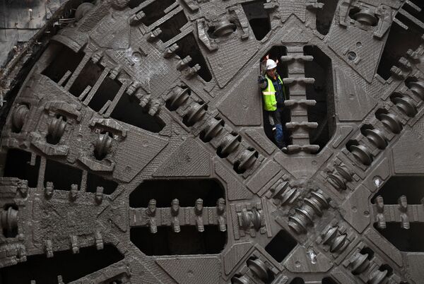 عامل خلال فحص درع الأنفاق الوقائي أثناء بناء محطة مترو جديدة في موسكو اسمها نيجيغورودسكايا - سبوتنيك عربي