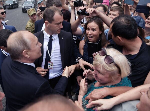 الرئيس فلاديمير بوتين يلتقي بالمواطنين بعد مراسم الاحتفال بيوم البحرية الروسية في مدينة سان بطرسبورغ الروسية، 28 يوليو/ تموز 2019 - سبوتنيك عربي