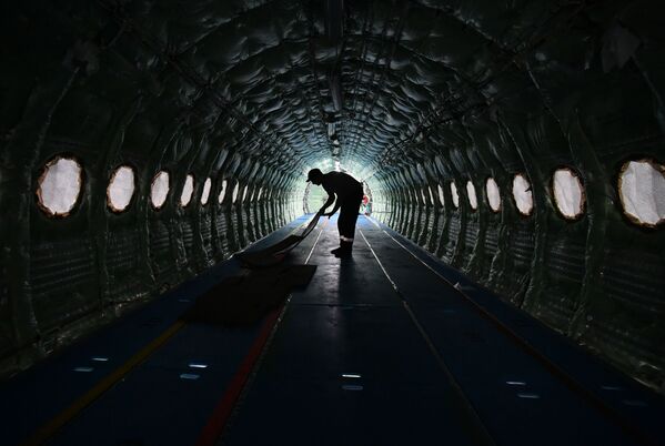 عامل داخل الطائرة سوخوي سوبرجيت 100 في مصنع غاغارين في منطقة كومسومولسك-نا-آموري (كومسومولسك على آمور) الروسية - سبوتنيك عربي