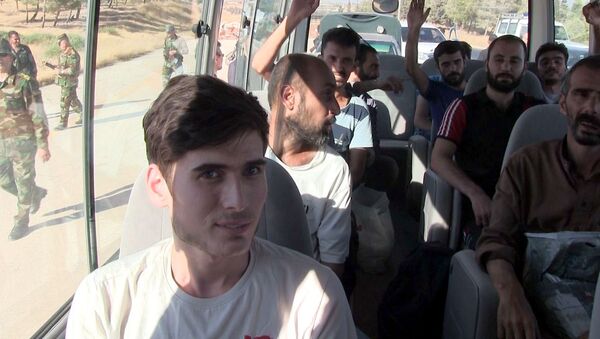 تحرير جنديين سوريين و13 مدنيا كانت اختطفتهم جبهة النصرة منذ سنوات - سبوتنيك عربي