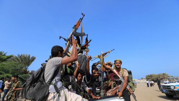 جنود حوثيون فوق إحدى المركبات في اليمن، 24 يوليو/تموز 2019 - سبوتنيك عربي