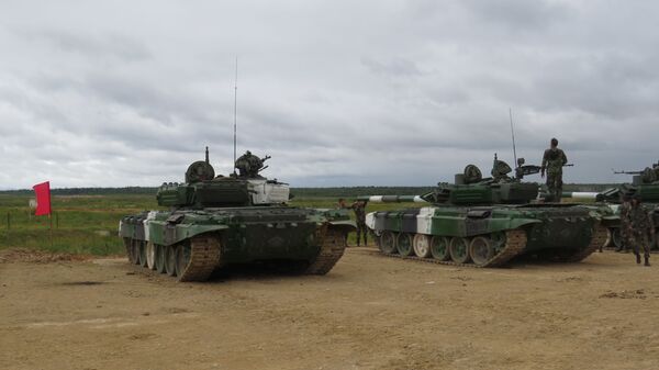 سباق بياتلون الدبابات 2-19 - طاقم الدبابات من سوريا في حقل ألابينو بضواحي موسكو - سبوتنيك عربي