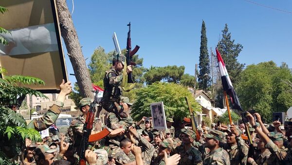 جنود سوريون يحتفلون بعيد الجيش وسط غابة من القواعد الأمريكية - سبوتنيك عربي