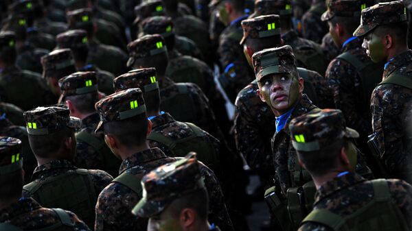 جنود القوات المسلحة في السلفادور في المركز التاريخي لمدينة سان سلفادور في استعراض أمام الرئيس نايب بوكيلي، 29 يوليو/ تموز 2019 - سبوتنيك عربي