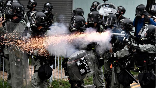 الشرطة تستخدم الغاز المسيل للدموع خلال الاحتجاجات في هونغ كونغ، 27 يوليو/ تموز 2019 - سبوتنيك عربي