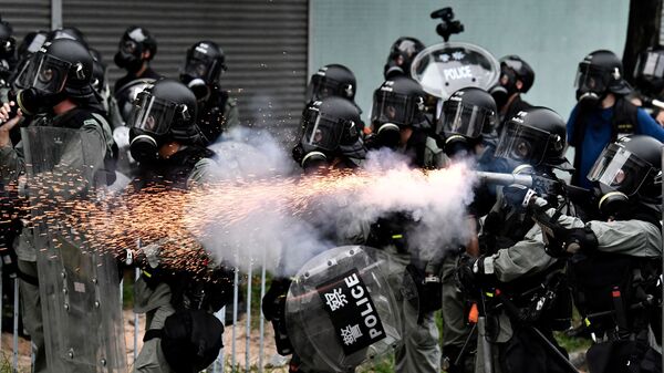 الشرطة تستخدم الغاز المسيل للدموع خلال الاحتجاجات في هونغ كونغ، 27 يوليو/ تموز 2019 - سبوتنيك عربي