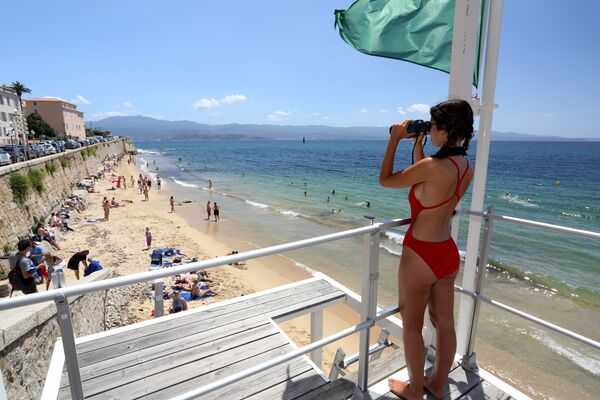 فتاة  في فريق الإنقاذ على برج المراقبة على شاطئ أجاكسيو، كورسيكا 29 يوليو/ تموز 2019 - سبوتنيك عربي