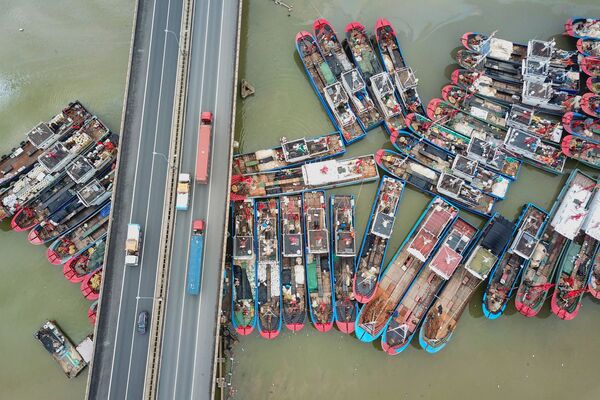 مشهد من السماء لتجمع مراكب الصيد في ميناء يانيونقانغ، شرق الصين 31 يوليو/ تموز 2019 - سبوتنيك عربي