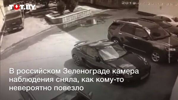 بالفيديو..رجل يوقف شاحنة كادت تصطدم بسيارة بورش - سبوتنيك عربي