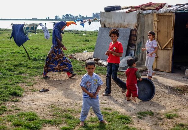 اللاجئين السوريين البدو بالقرب من قرية كشرا في شمال لبنان بالقرب من الحدود مع سوريا.14.04.2013 - سبوتنيك عربي