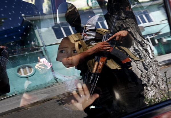 القوات الخاصة في أماكن إقامة الأوزبك للتعرف على الأشخاص الذين شاركوا في أعمال الشغب. 22.06.2010 - سبوتنيك عربي