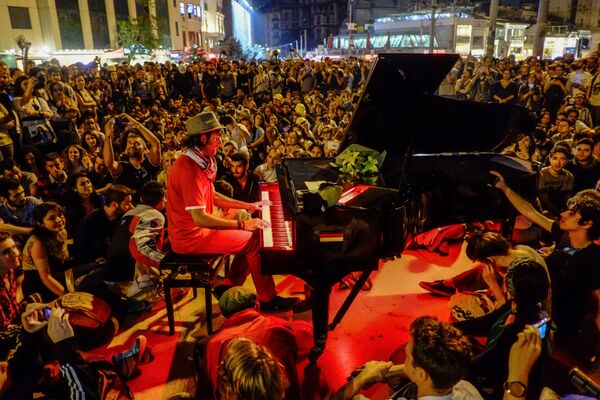 رجل يعزف على البيانو للمتظاهرين في ساحة تقسيم في اسطنبول. اسطنبول، تركيا 13.06.2013 - سبوتنيك عربي