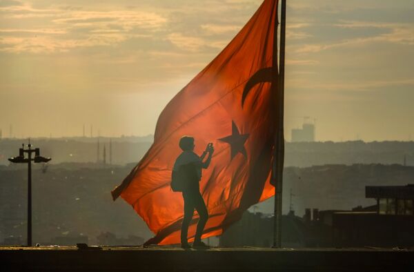 مشجعو كرة القدم خلال مظاهرة في ميدان تقسيم في اسطنبول. اسطنبول، تركيا 06.08.2013 - سبوتنيك عربي