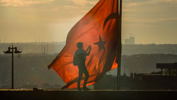 مشجعو كرة القدم خلال مظاهرة في ميدان تقسيم في اسطنبول. اسطنبول، تركيا 06.08.2013 - سبوتنيك عربي