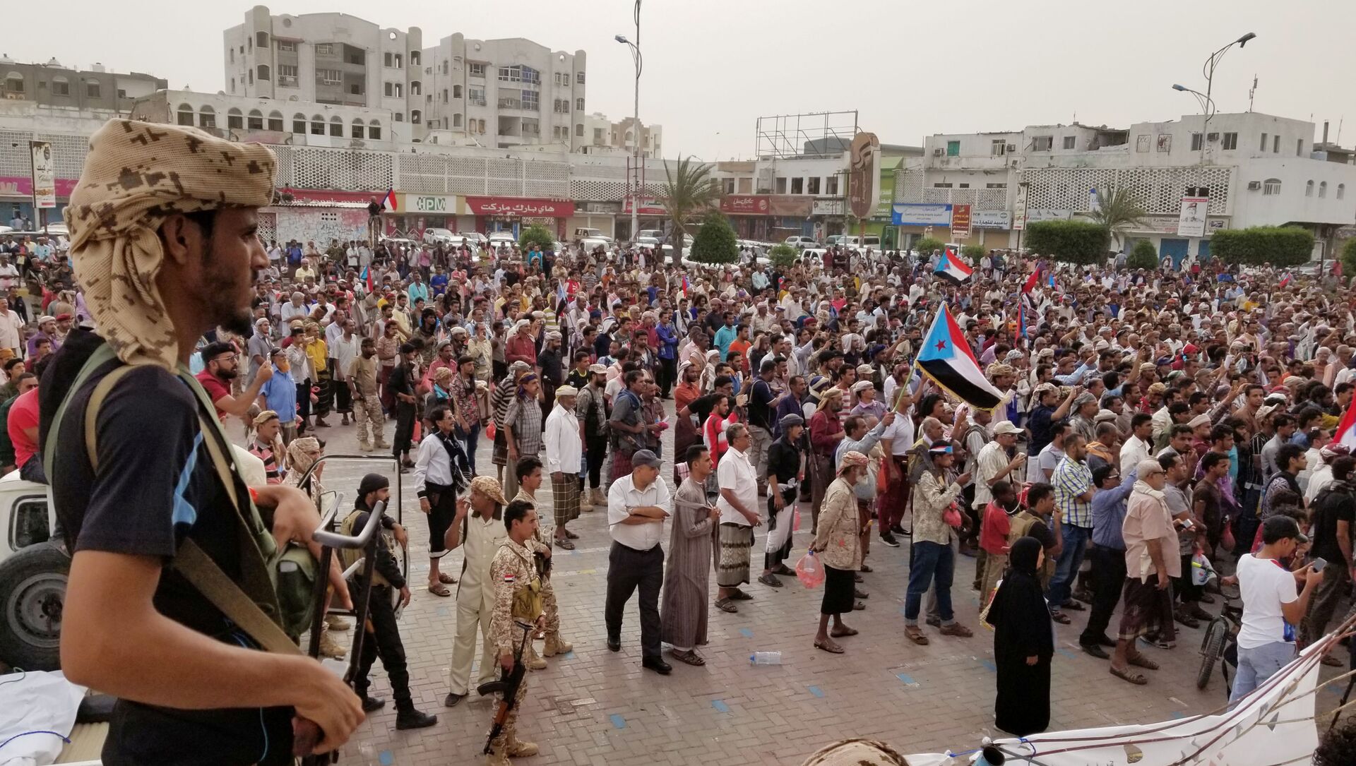 أحد أفراد القوات المدعومة من دولة الإمارات العربية المتحدة يقف على أهبة الاستعداد لأنصار مسيرة الانفصاليين الجنوبيين في اليمن في عدن - سبوتنيك عربي, 1920, 14.11.2021