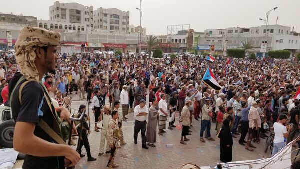 أحد أفراد القوات المدعومة من دولة الإمارات العربية المتحدة يقف على أهبة الاستعداد لأنصار مسيرة الانفصاليين الجنوبيين في اليمن في عدن - سبوتنيك عربي