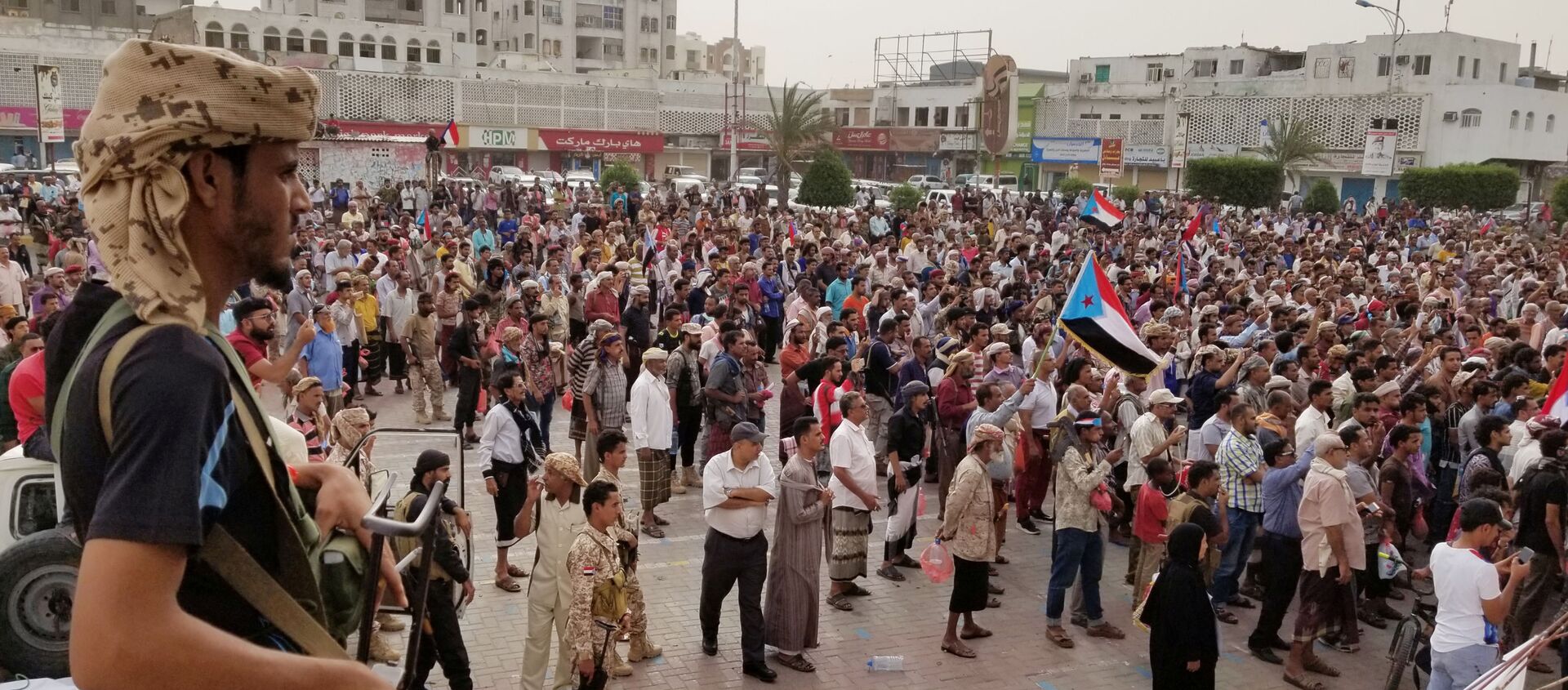 أحد أفراد القوات المدعومة من دولة الإمارات العربية المتحدة يقف على أهبة الاستعداد لأنصار مسيرة الانفصاليين الجنوبيين في اليمن في عدن - سبوتنيك عربي, 1920, 14.11.2021