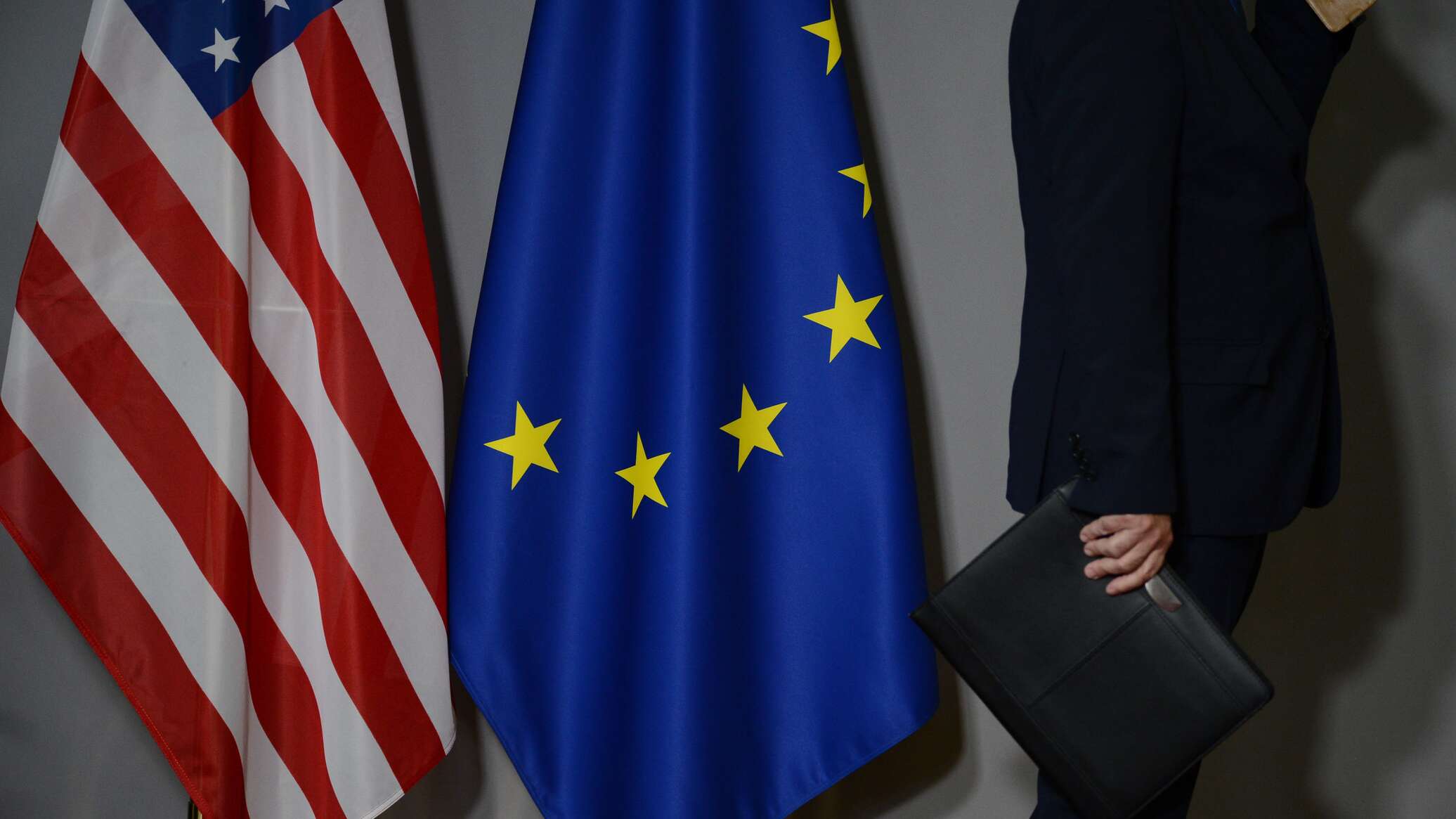 إعلام: الولايات المتحدة والاتحاد الأوروبي يغيران استراتيجيتهما بشأن أوكرانيا