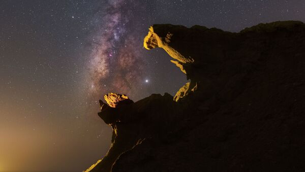 صورة لمجرة درب التبانة وكوكب المشتري على خلفية جرف صخري في منطقة الخليج العربي - سبوتنيك عربي