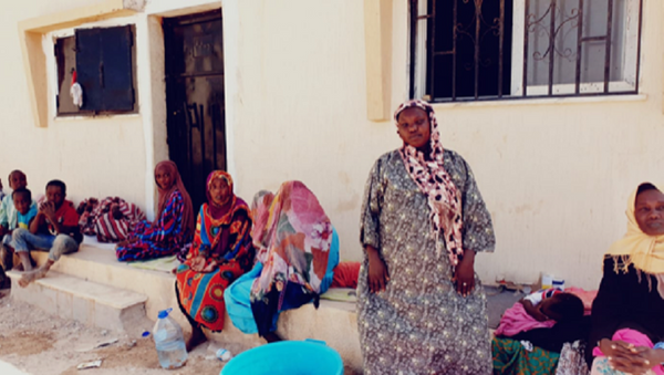 نساء وأطفالهن من أصول سودانية في مركة الإيواء قنفودة في بنغازي - سبوتنيك عربي