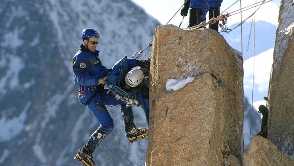 متسلقو فريق الإنقاذ على قمة جبال الألب الفرنسية، 19 يناير 2006 - سبوتنيك عربي